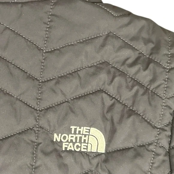 The North Face jacket Size M 10-12 - Picture 9 of 9